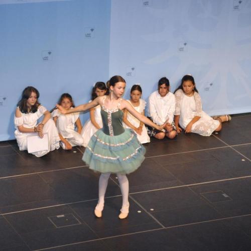 Eine Schülergruppe des Russischunterrichts präsentiert ein Balletstück aus Tschaikowskis Nussknacker