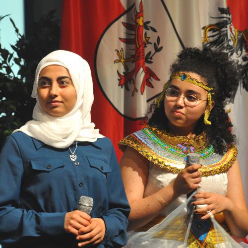 Schülerinnen des Arabischunterrichts präsentieren ihre Sprache