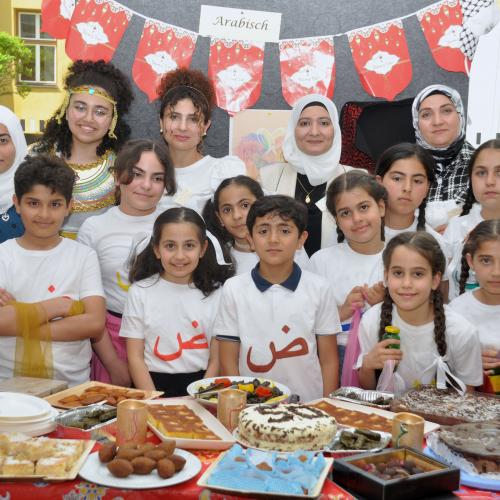 Die Arabischgruppe präsentiert ihren Stand