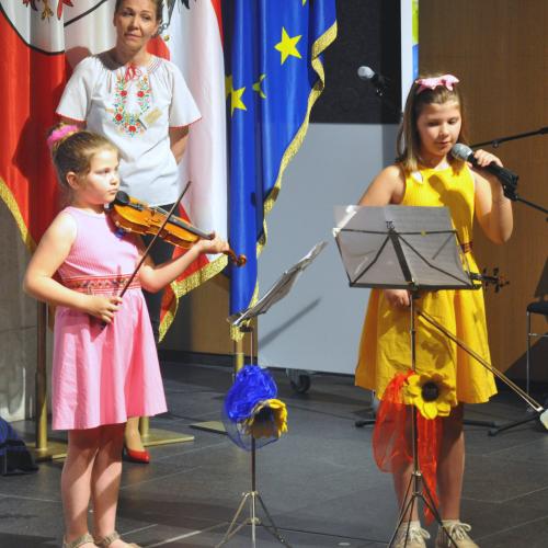 Schülerinnen des Unterrichts in Bosnisch-Kroatisch-Serbisch