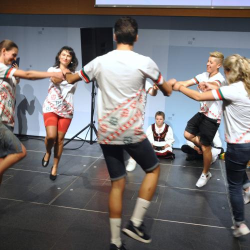 Die Bulgarischgruppe präsentiert einen Volkstanz