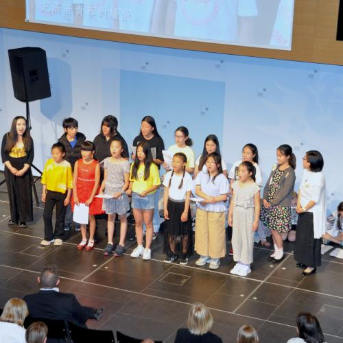 Die Kinder des Chinesischunterrichts haben ein Lied vorbereitet