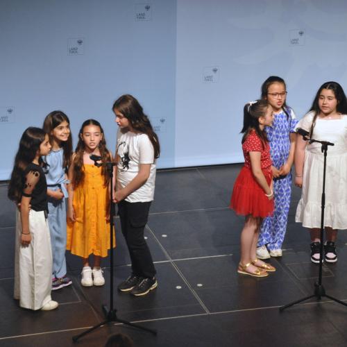 Eine Gruppe des Türkischunterrichts bei der Festveranstaltung