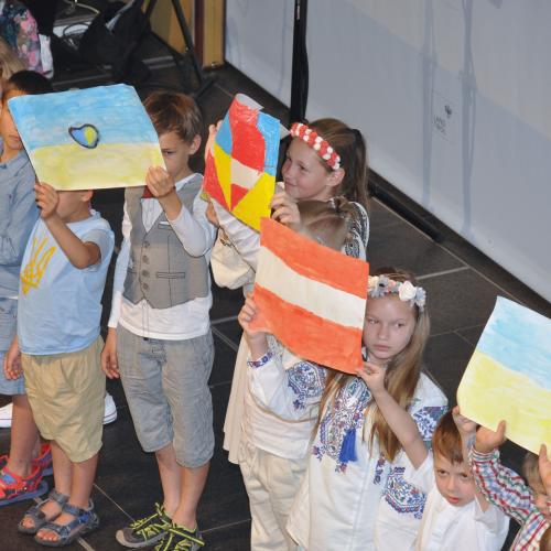 Schülerinnen und Schüler des Ukrainischunterrichts bei ihrer Präsentation