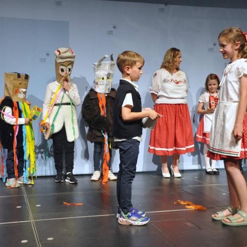 Die Kinder des Ungarischunterrichts präsentieren ungarische Traditionen und Produkte