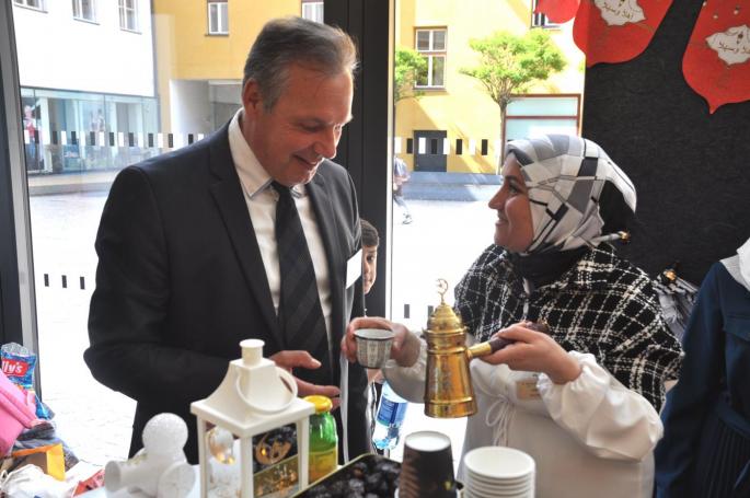 Bildungsdirektor Dr. Paul Gappmaier probiert arabischen Kaffee