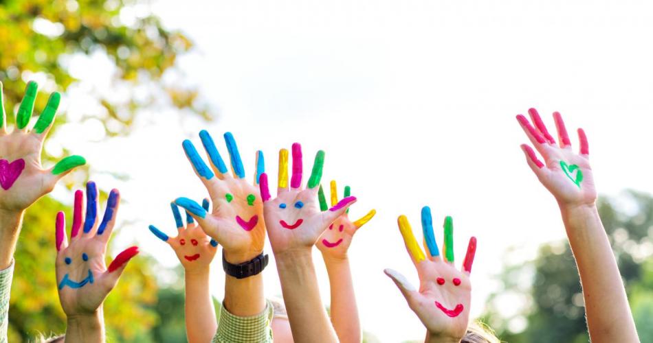 Symbolbild: bunt bemalte Kinderhände