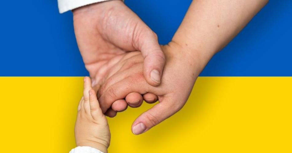 Symbolbild: sich haltende Hände und ukrainische Flagge