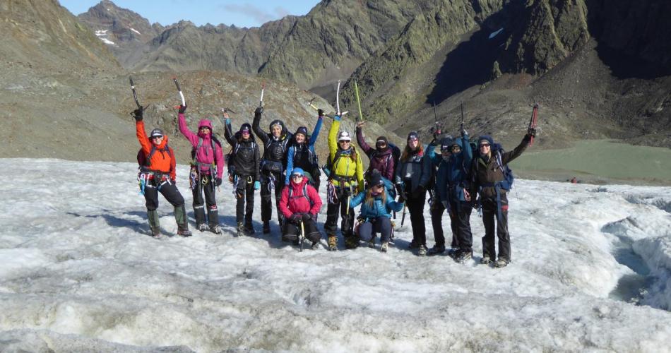Die Teilnehmerinnen der Veranstaltung "Girls on Ice" auf einem Gletscher