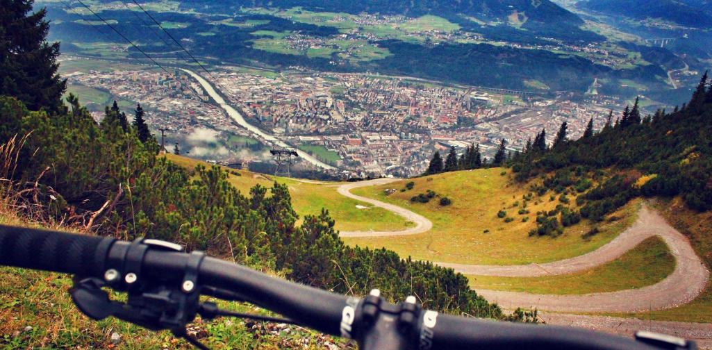 Mountain Biking Mountain Bike auf Nordkette mit Blick auf Innsbruck